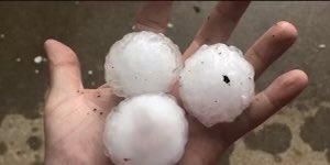 not_will_bill's tweet image. Starting to hail now, bad day to be a roof #arwx