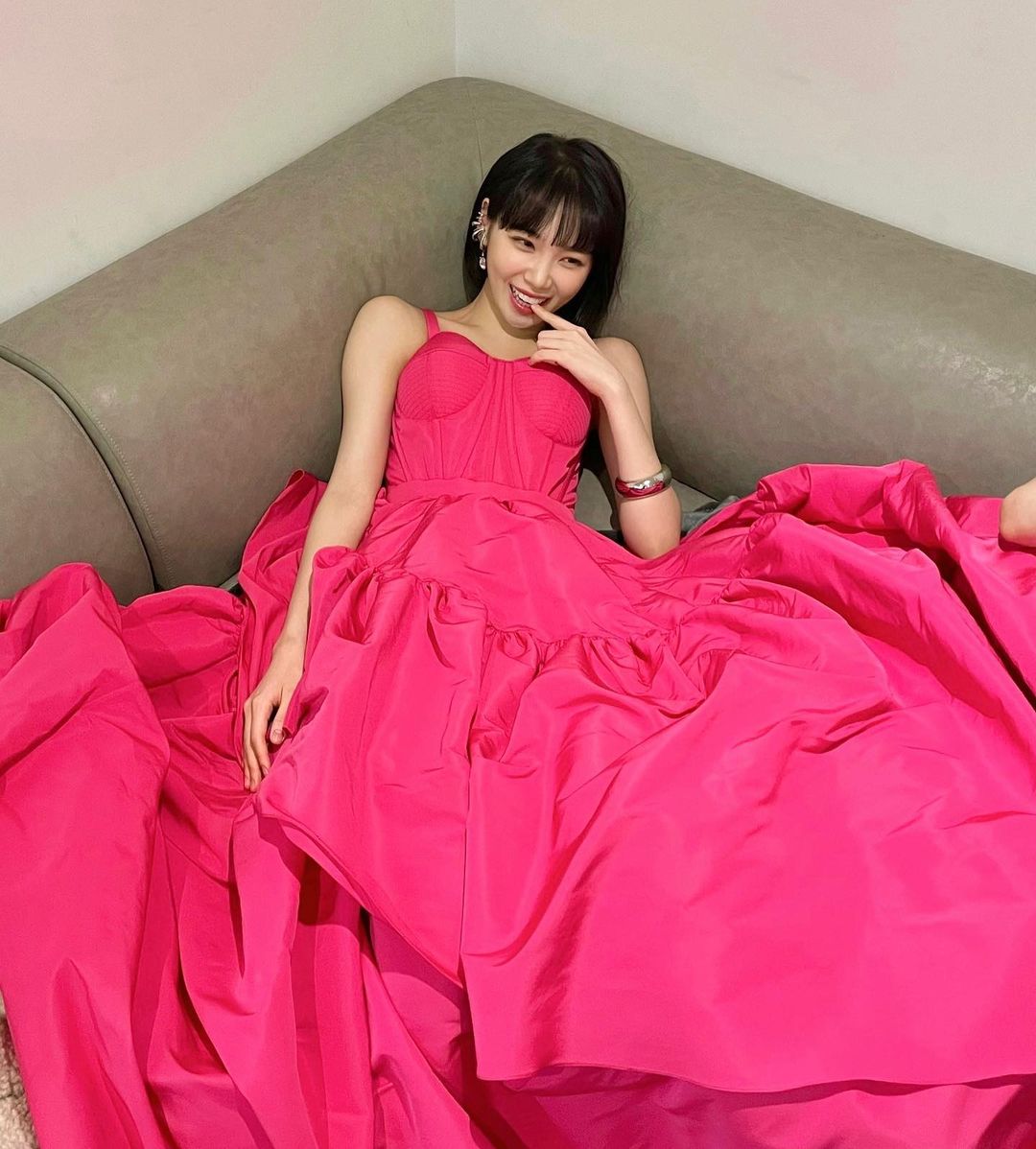 just me being cozy in my hot pink dress designed by Alexander McQueen. 🎀 loving the dress so much and i wish i could wear this forever! :[ oh and, instagram saw these first! 😋