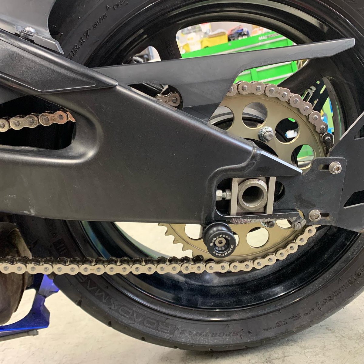 YSP_yamaha's tweet photo. YZF-R6様、スプロケットをサンスター、チェーンをDIDで交換(^^)スパークプラグとエアクリーナーも交換してスッキリリフレッシュ！！楽しいバイクライフを(^^)

#yzfr6 #サンスター #did #ngk #メンテナンス #リフレッシュ #boltr #福ボルト祭 #ボルト買うならysp筑紫 #ysp筑紫 #ヤマハ #オフロード https://t.co/EKI8kWvlu3