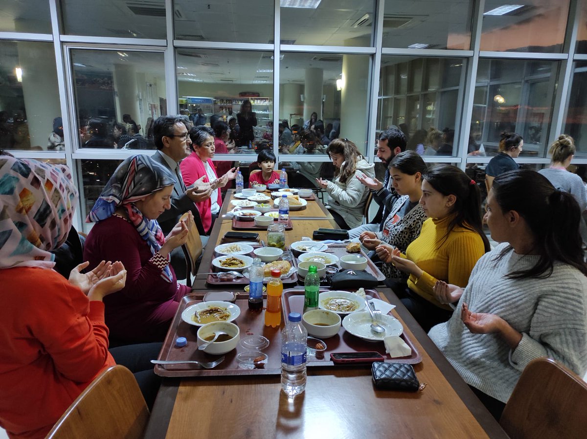 AydinKYGM's tweet photo. Birlik ve beraberliği yansıtan Ramazan ayının anlamını ve önemini paylaşmak adına Kuşadası Kaymakamı Sayın Sadettin Yücel Efe Ayşe Yurdumuzda düzenlenen iftar yemeğine katılarak öğrencilerimizin gönül sofralarına ortak oldu.🍱🍽️🤗
#Ramazan 
#GSBYurtları
#GSBAilemPaylaşıyor https://t.co/eKsVFZ8h8f