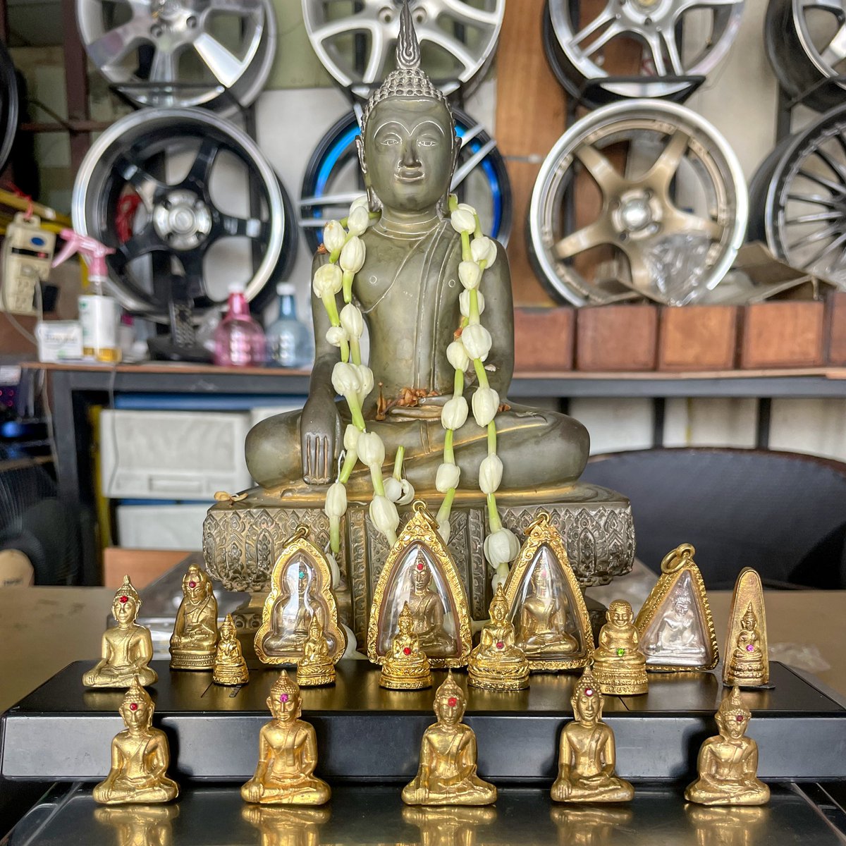 Tonsanya's tweet photo. สรงน้ำพระ 🙏💦 #หลวงพ่อพระใส #พระเครื่องยอดนิยม #พระเครื่องยอดนิยมสายอีสาน https://t.co/NRNaKDA9Sx