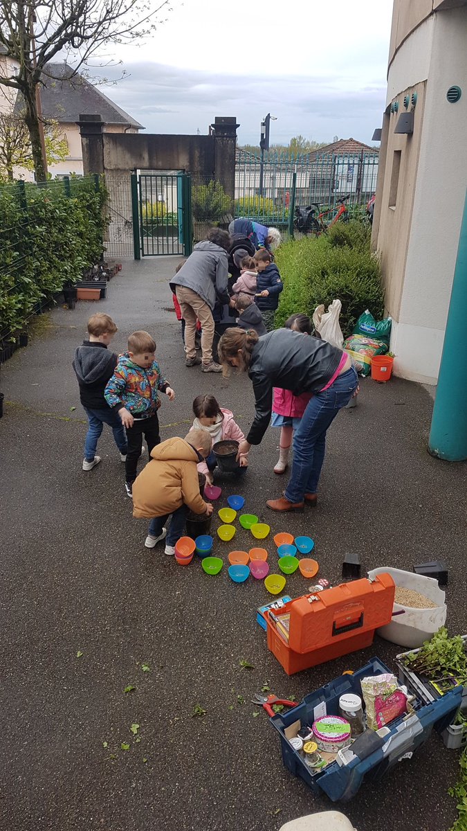 fortspourdemain's tweet photo. 🌱  Atelier de Printemps  🌱
Les maternels sont de nouveau très actifs
Et les semis n'auront bientôt plus de secrets pour eux.
-Terreaux de feuilles dans des godets
-Graines de fleurs et légumes
-Mais aussi noyaux de fruits et boutures de groseiller

Vous en connaissez autant ?😋 https://t.co/KmNnw2gRXk