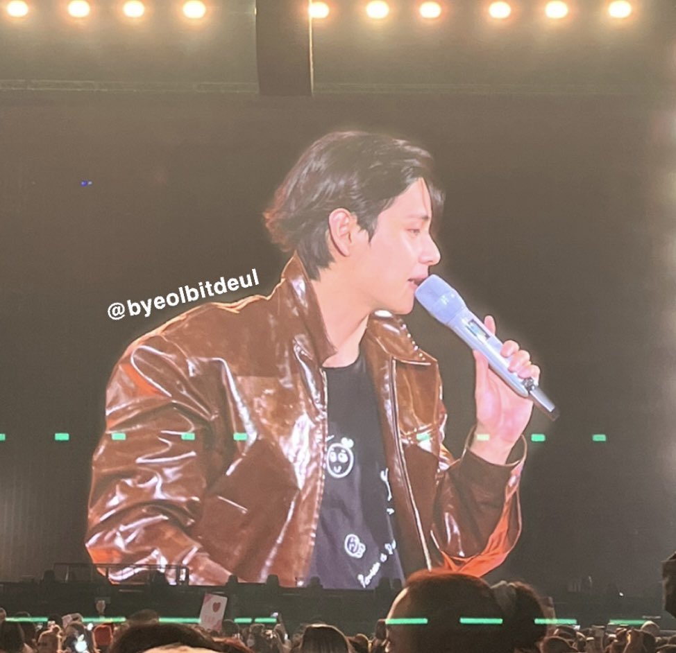 knjsland's tweet image. Kim Taehyung is so unbelievably attractive i mean just look at him
📸: @byeolbitdeul