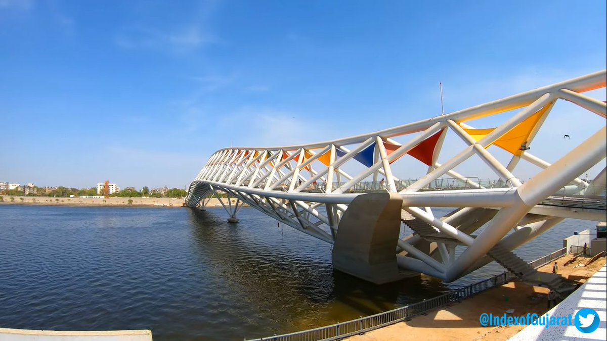 IndexofGujarat's tweet photo. Update :
Ahmedabad Riverfront Foot-over-bridge

Clarification:
- These are real images and not some animation. https://t.co/9FmVzI2tfF