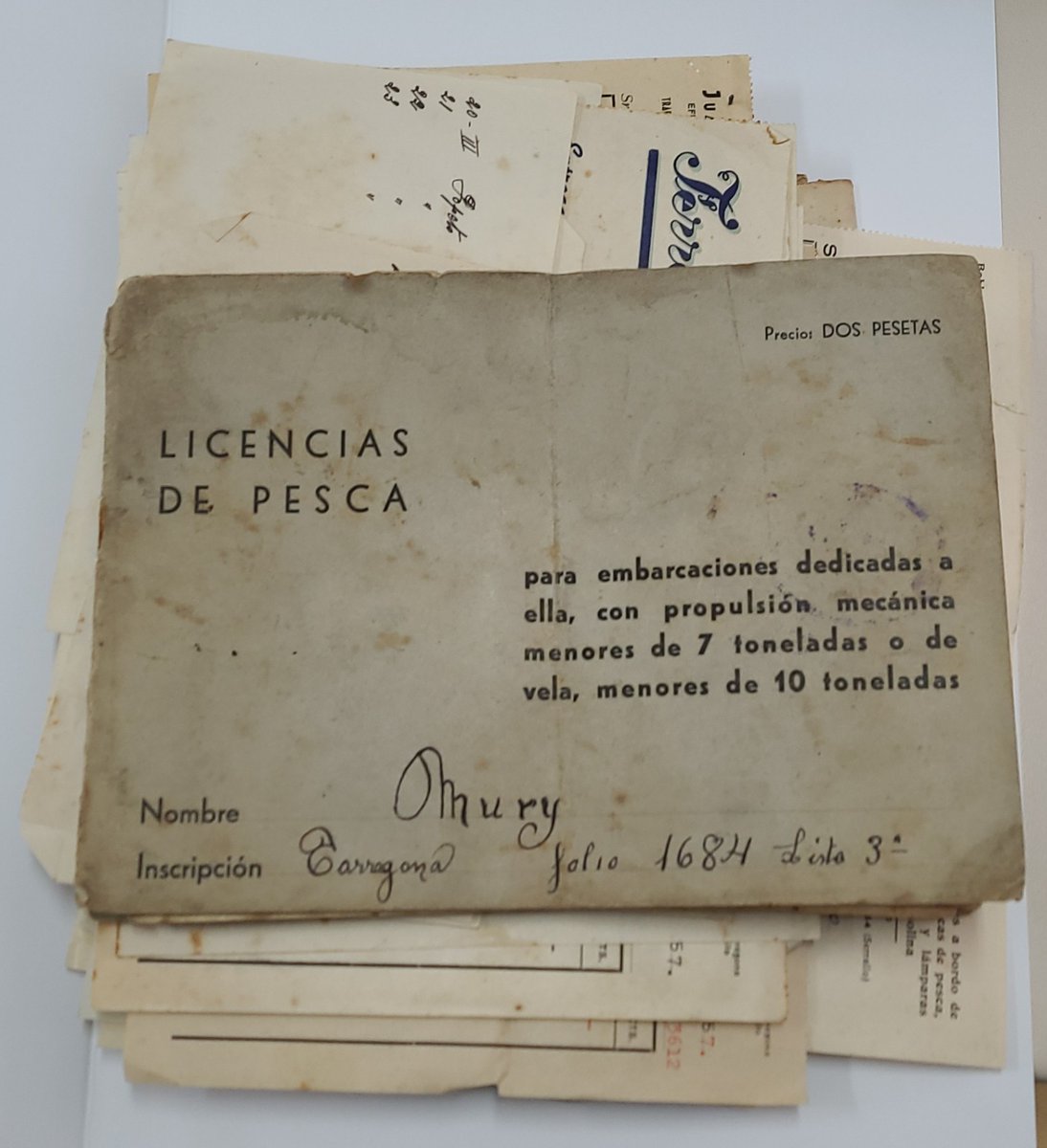 ARXIUPORT_TGNA's tweet photo. Més notícies relatives a donacions. La companya del @PortTarragona @nuribordas ens ha fet lliurament de documentació diversa de la barca de pesca "Nury" propietat de la seva família.
Gestos com aquest ajuden a engruixir el patrimoni documental marítim i portuari 👏
Gràcies! https://t.co/RWVRfICOGo