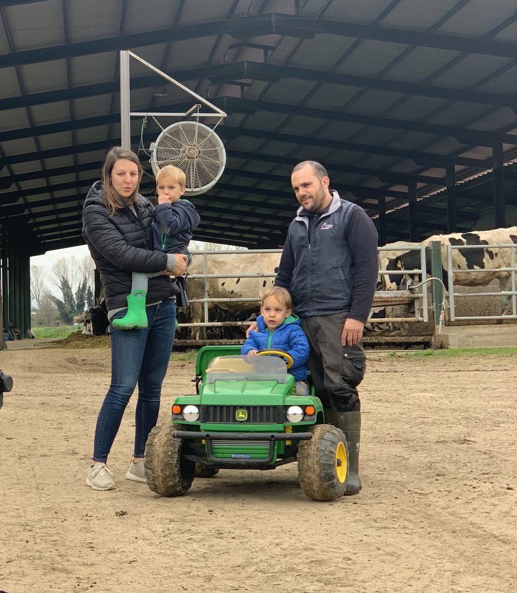 Passió, gràcies a això encara tenim joves i famílies que treballen cada dia per donar-nos el què més estimen! Cuidem-nos, compreu llet catalana a un preu just, sempre a un preu igual o superior a 0’90€/litre!
GRÀCIES!