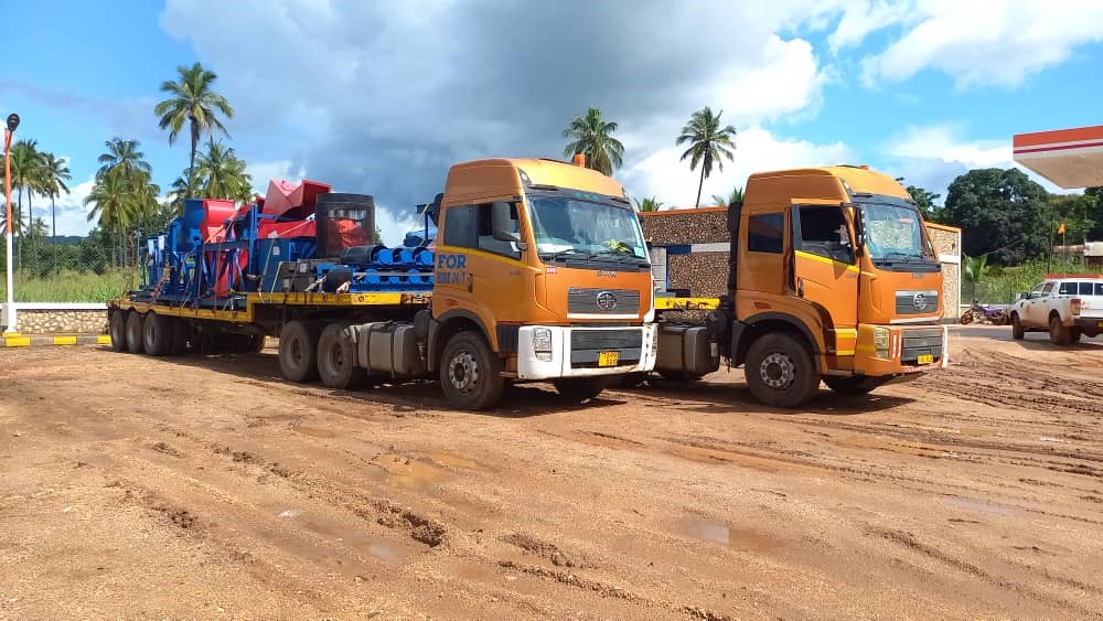 WalkaboutRes's tweet image. A range of machinery and equipment has made it off the ships and arrived on-site at Lindi Jumbo! 

We have spent the weekend offloading and preparing for installation.

#LindiJumbo #GraphiteMine #Construction