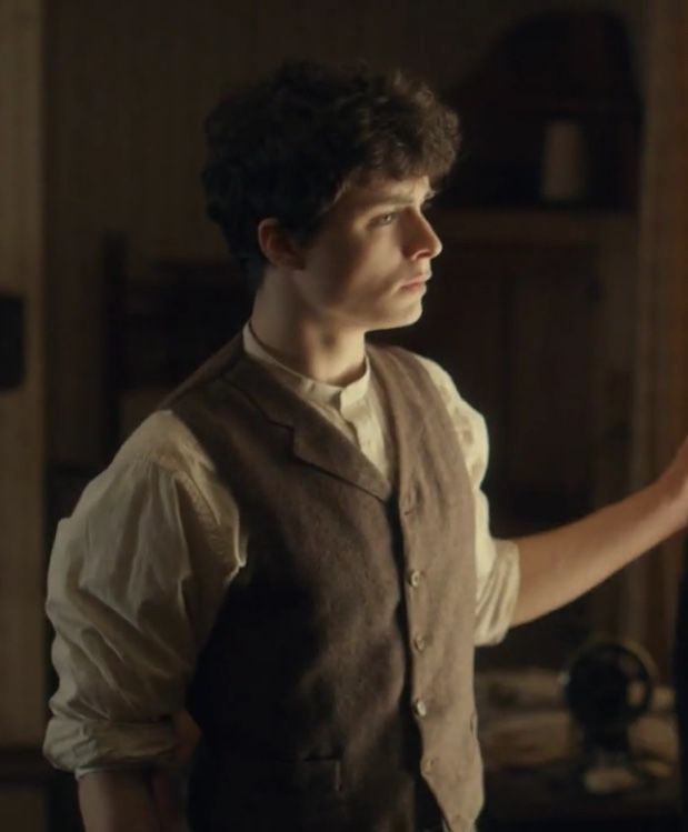 dhiizzy's tweet photo. Normalize men dressing up like these fictional men on daily basis aka normalize men looking decent. https://t.co/yM4XroFI0y