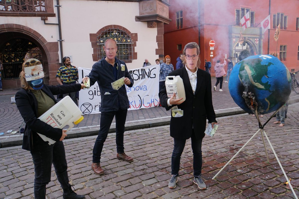 XR_Freiburg's tweet photo. badenova will mit einem Innovationsfonds, der vielleicht 5.000t CO2eq "einsparen" könnte

>250.000 t CO2eq Erdgaslieferungen "ausgleichen"

Greenwashing!

Und macht Werbung für Erdgas-Putin.
Und bezahlt Lobbyisten in Berlin. https://t.co/JBpoHDOaSm