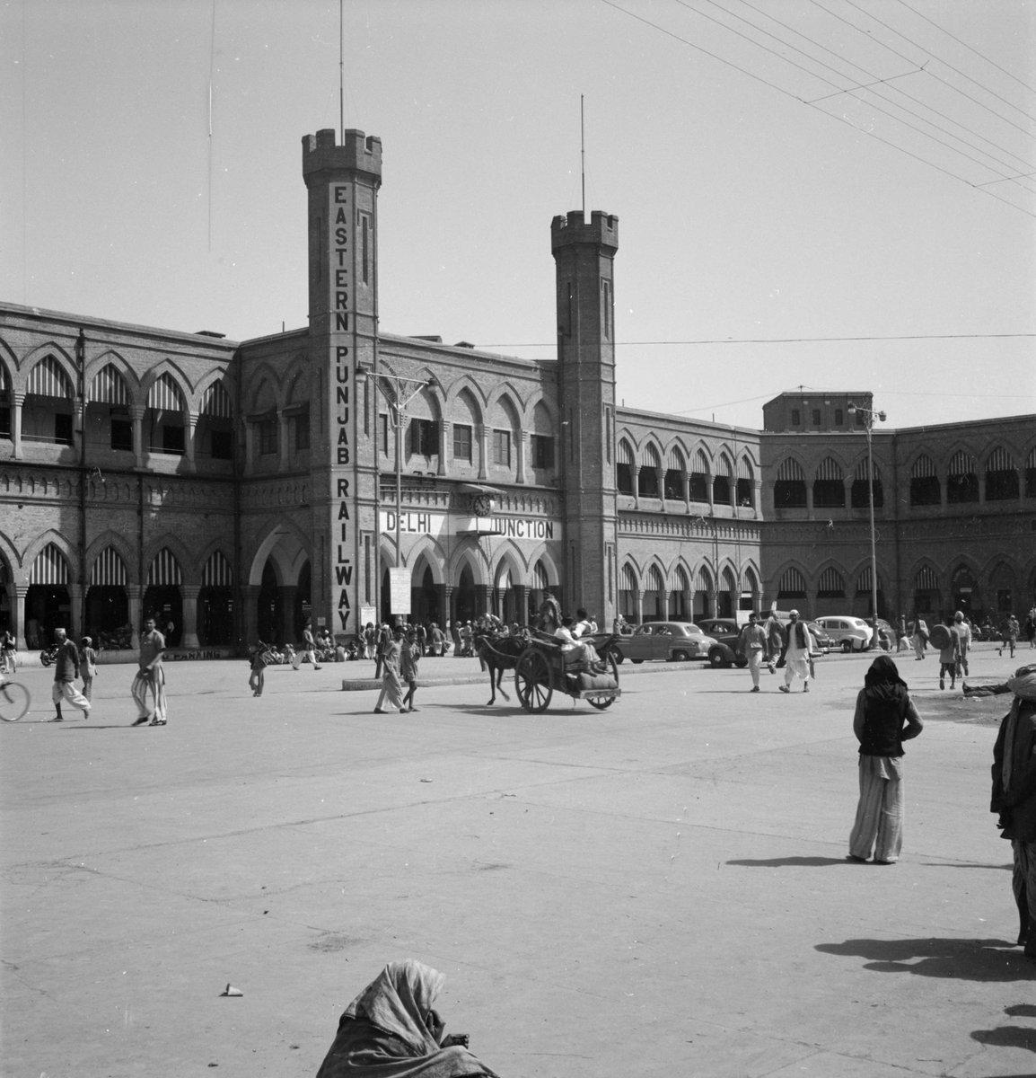 1952 :: Delhi Railway Station Under Eastern Punjab Railway 

( Photo - Clarence Sorensen / @uwmlibraries )