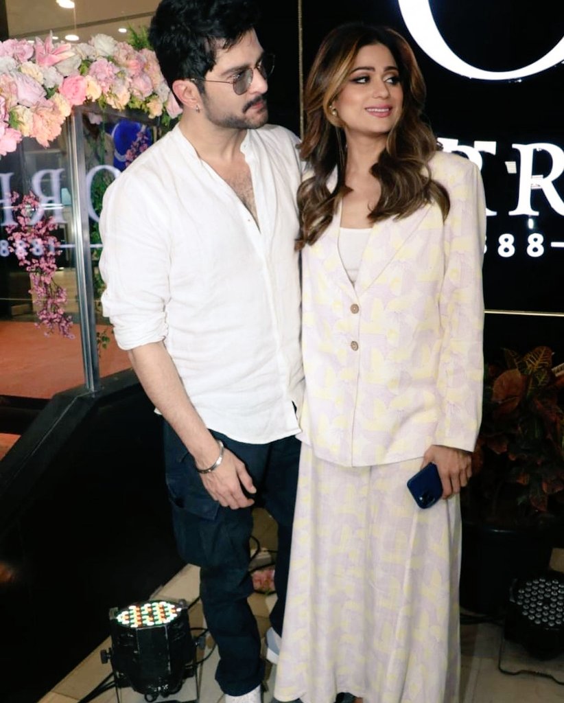 realvinod77's tweet photo. #ShamitaShetty ko demean karenge #RaqeshBapat fans .
#RaqeshBapat ko demean karenge #ShamitaShetty fans..
Biche main fanse bichare #ShaRa fans
Adhe toh twitter chod ke nikal gaye🤣🤣
Shamita ko Raqesh pasand hain but gadhe fans ko samjha nahi ayega ✌
#ShaRaForever https://t.co/04NfUiAsEu