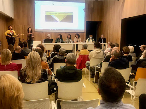 CorneliaAbril's tweet photo. #CornèliaAbril: Petita crònica d'una #presentació
#relatsencatalà #Marquesdetrinxera #RobinSecret #CasaldeBarriTransformadors 
"Crec que vam donar una visió bastant exacta del mosaic que ara mateix conforma Cornèlia Abril."
 
https://t.co/XjoAdVp4oD https://t.co/VtWj9juyUN