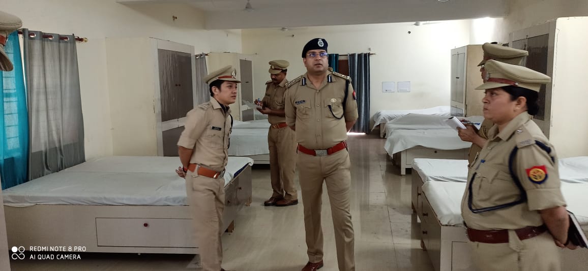 balrampurpolice's tweet photo. #वार्षिक_निरीक्षण_2022
पुलिस लाइन बलरामपुर में #Digdevipatan महोदय द्वारा परेड की सलामी लेते हुए निरीक्षण किया गया, तत्पश्चात, आरक्षी बैरक, कैंटीन इत्यादि का निरीक्षण कर संबंधित को आवश्यक दिशा-निर्देश दिए गए।
#BalrampurPolice https://t.co/8ENGYwX5FU