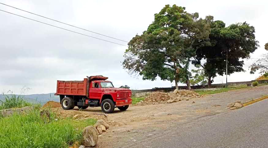 Gracias al apoyo del Pdte @NicolasMaduro y gobernador @Gerardo4fPsuv, trabajamos en la optimización de la transitabilidad, tal es el caso del mantenimiento de la Bajada del Río, vía de acceso Carvajal - Valera.
#PorLaDignificaciónDelGentilicioCarvajalense
@EMAOTRUJILLO