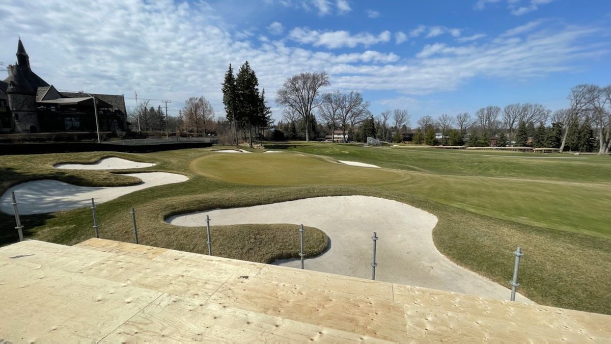 BryanCrawford40's tweet photo. π·ββοΈπ§ SNEEK PEEK π @RBCCanadianOpen guests who are lucky enough to have a ticket to the #GolfCanadaLegacySuite are in for a real treat. #18Green & #1Tee
#SummersOpen πββοΈππΈ https://t.co/E4Y4kt6Sco