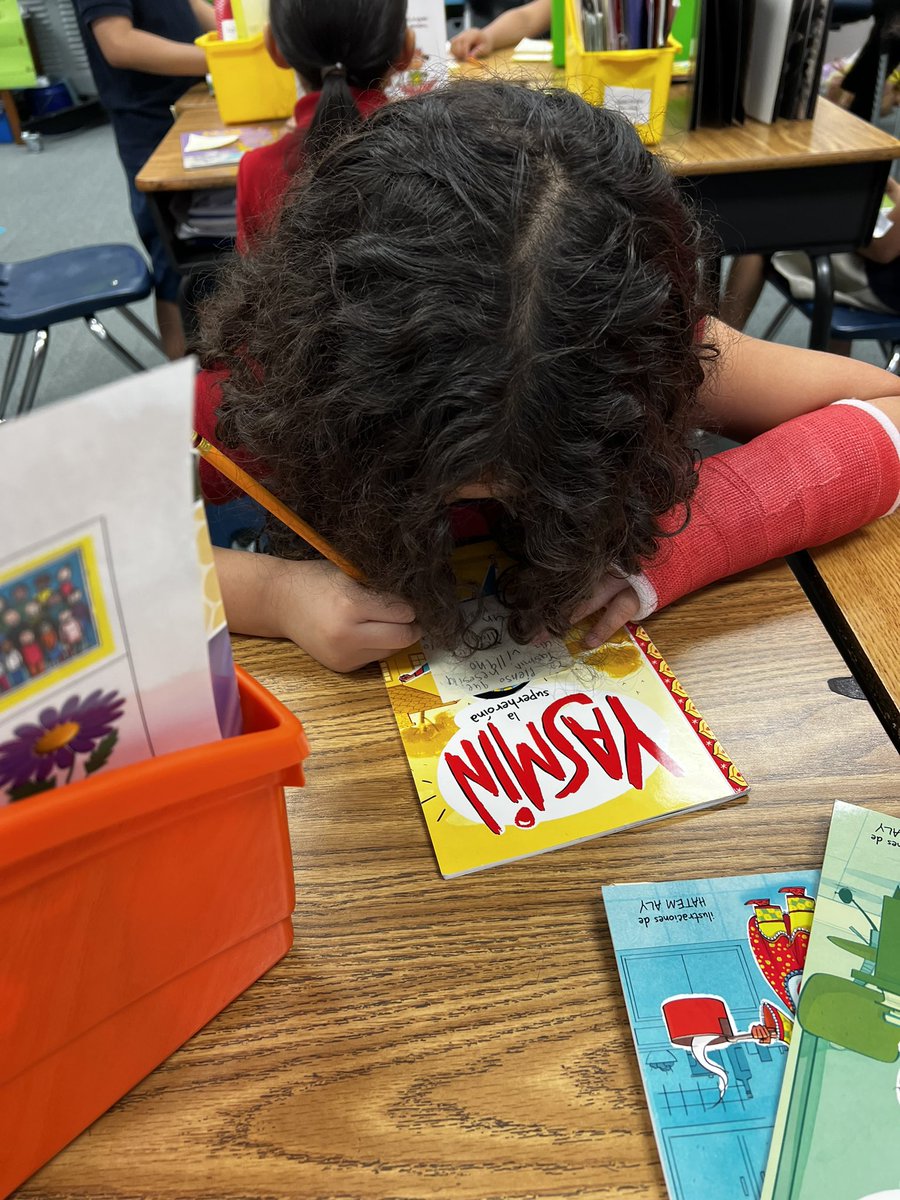 bil_govea's tweet photo. Nothing makes my teacher heart happier than seeing the growth that my little first graders have made this year 🥰 We are taking a sneak-peak before reading our chapter books. @CarrolltonElem #CELionPride https://t.co/ZvNzXjbOGe