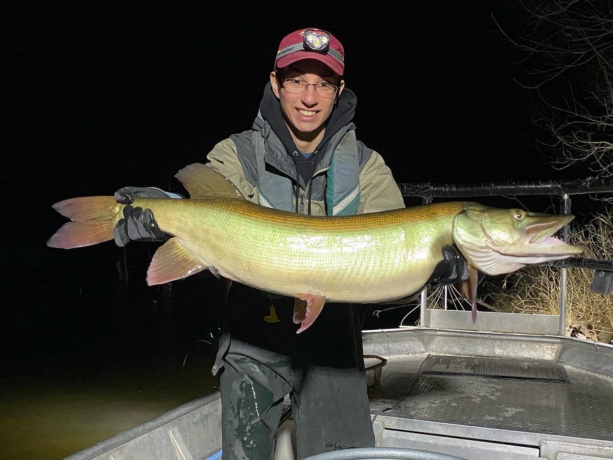 Never pass up the opportunity to help labmates sample! Especially when you’ve been analyzing data and writing for months 😅 Had a great time last night capturing Muskie for tagging!