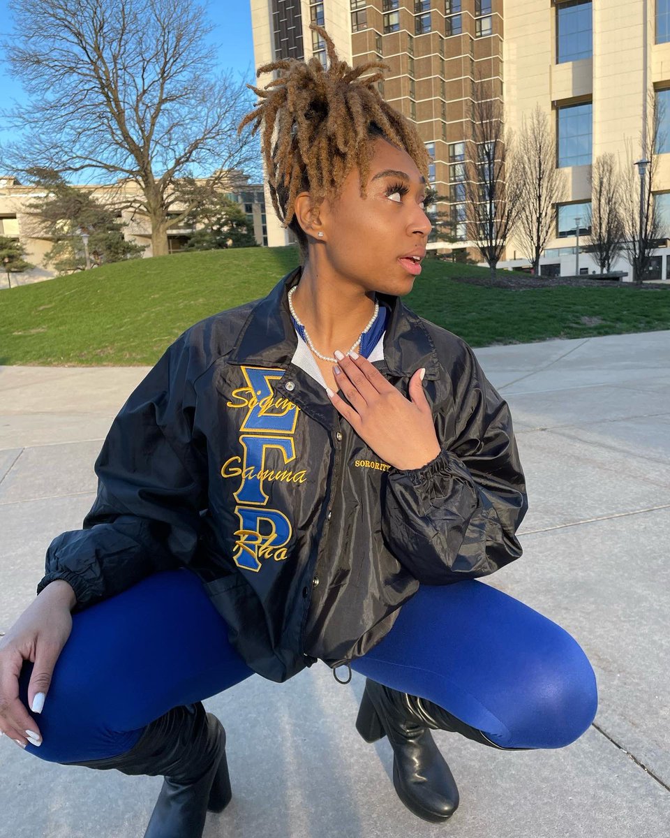 _jayyydoll's tweet photo. It’s a royal blue and gold state of mind 💛💙 https://t.co/Ro2wVPy8SW