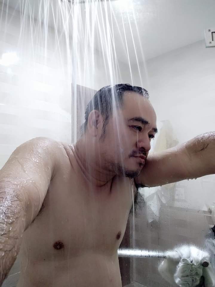Có e nào muốn tắm chung ko