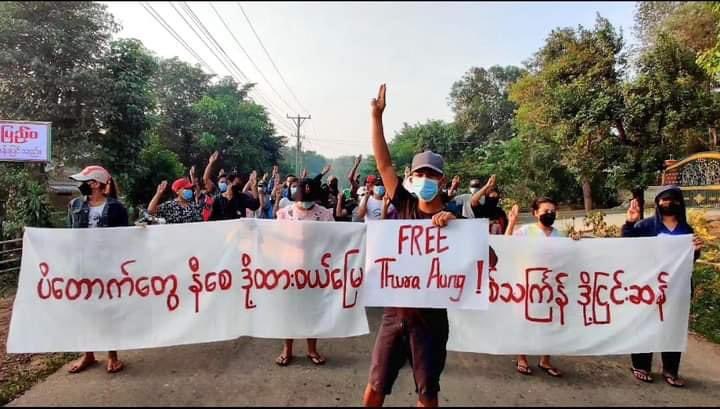 KYITHAR95368969's tweet photo. Revolutionary people from #LaungLon Twp, #Dawei , protested to demolish the #MilitaryDictatorship by shouting anti-coup slogans on the morning of April 12.

#VillagesBurntDownByJunta
#2022Apr12Coup
#WhatsHappeningInMyanmar https://t.co/O6hLdlMM7O