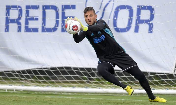 Calleriar's tweet photo. [INFO] 🚨

Não há possibilidade alguma de Diego Alves e/ou Diego Ribas vestirem a camisa do São Paulo. 

Esqueçam qualquer tipo de notícia sobre esses dois atletas. 

Do Flamengo São Paulo têm interesse em Everton Ribeiro e Arão, e por enquanto não passa de interesse.

🇾🇪 https://t.co/qOB6ovyFso