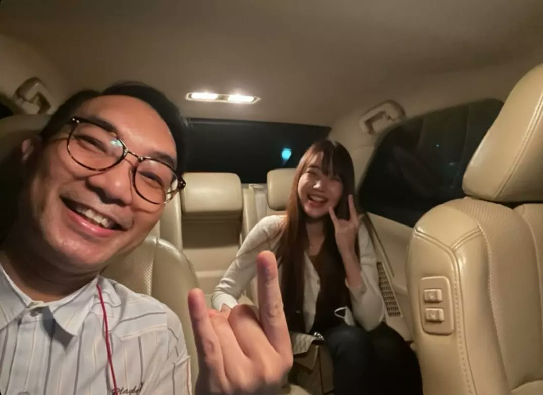 1000000smilesf1's tweet photo. Smiling with a lovely young girl, pleasure to meet you 😇
#1000000smilesforhannah
#NFTTHAILAND
#NFTCommumity
#NFTcollections
#NFT
#NFTWide https://t.co/wFQC5hJuZ6