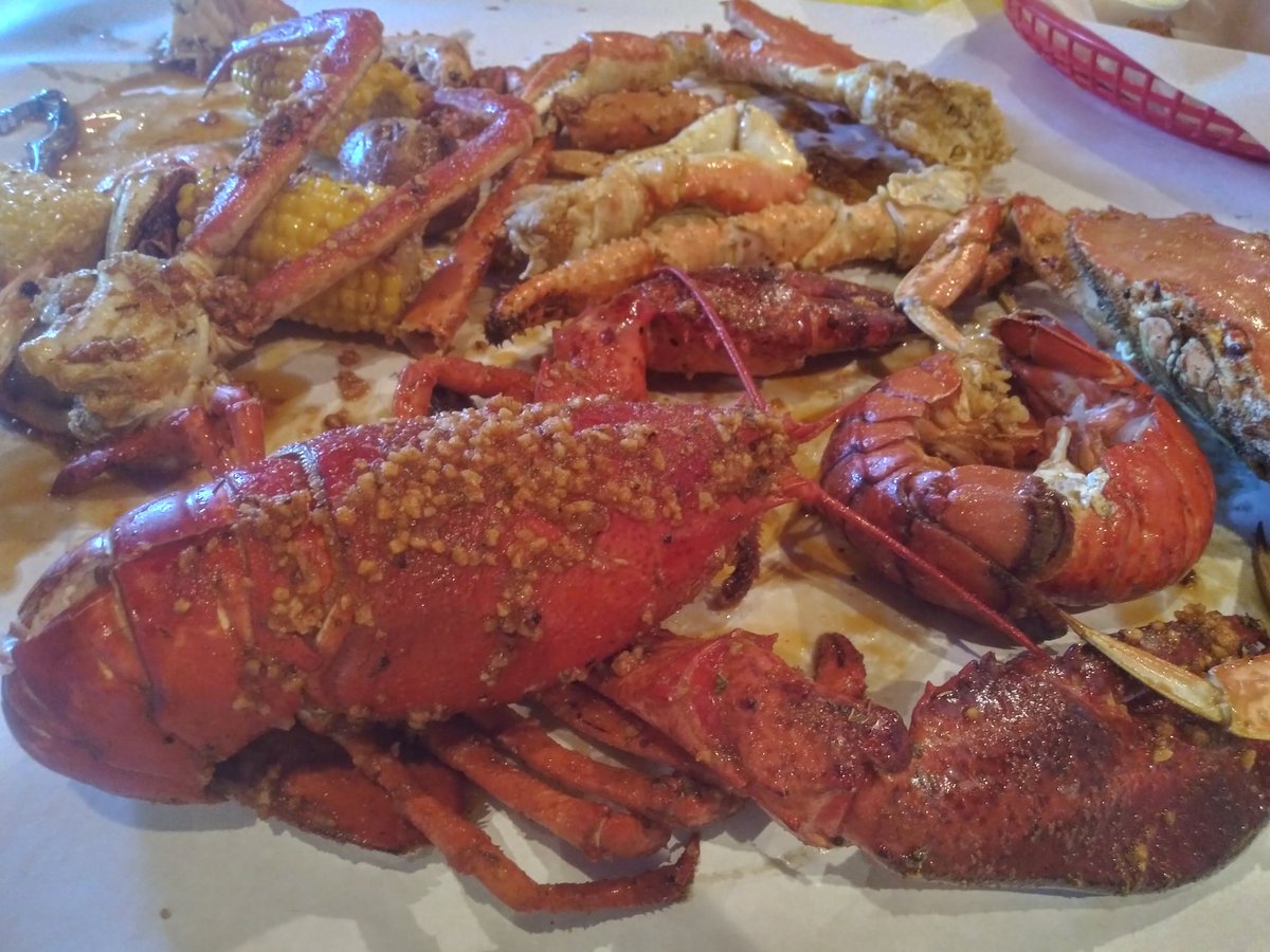 FlyN_Hawaiian14's tweet photo. Oh my Lord.. 5 lb Lobster with claws the size of my hands.. CHEEEEHHOOOO π€π€ #AngryCrab https://t.co/iWaWY9Jm47