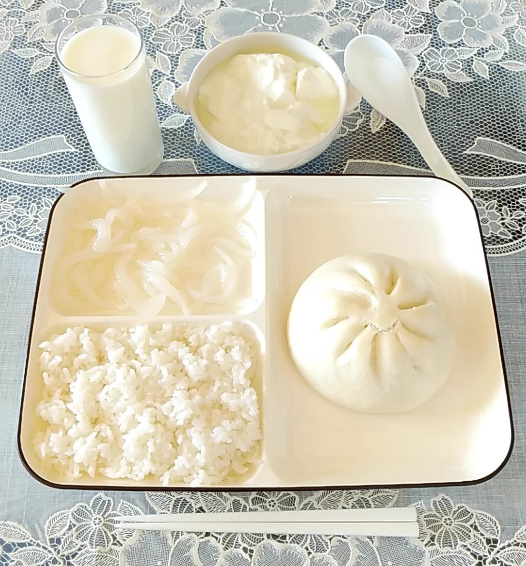 見事に真っ白wwwとある日の昼食が白色のものだらけ！！