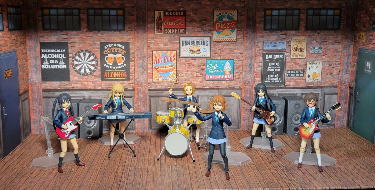 I know nothing about K-on, but they have a shelf too.
#animefigures 
#toyphotography 
#toysaremydrug 
#toycommunity 
#myfigurecollection 
#figma写真部
#figmaster今日の一枚