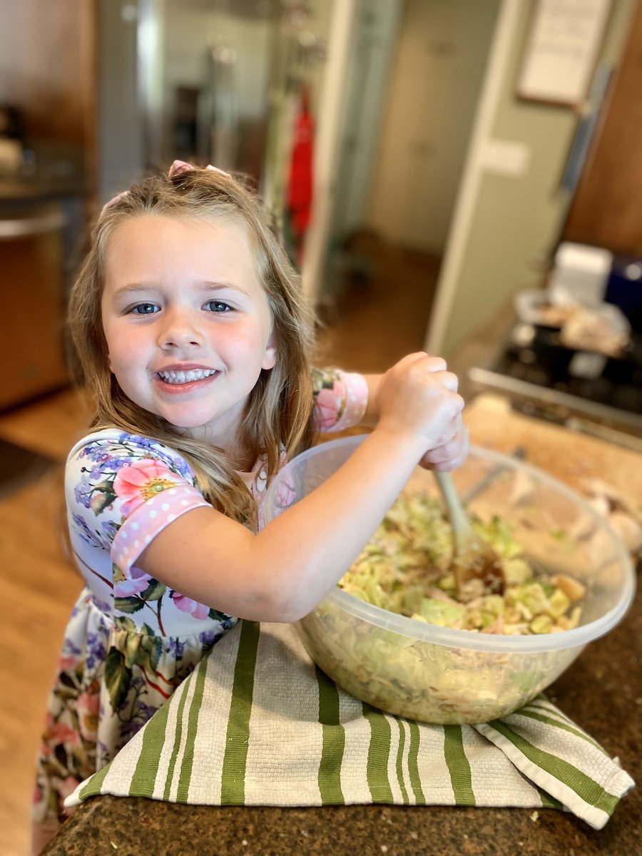 This weekend, Sissy wanted to help make Aunt Elaine’s Chinese Chicken Salad. 
So I handed her the appropriate measuring cups and away she went! 

almondgirl.com/blog//2018/04/…