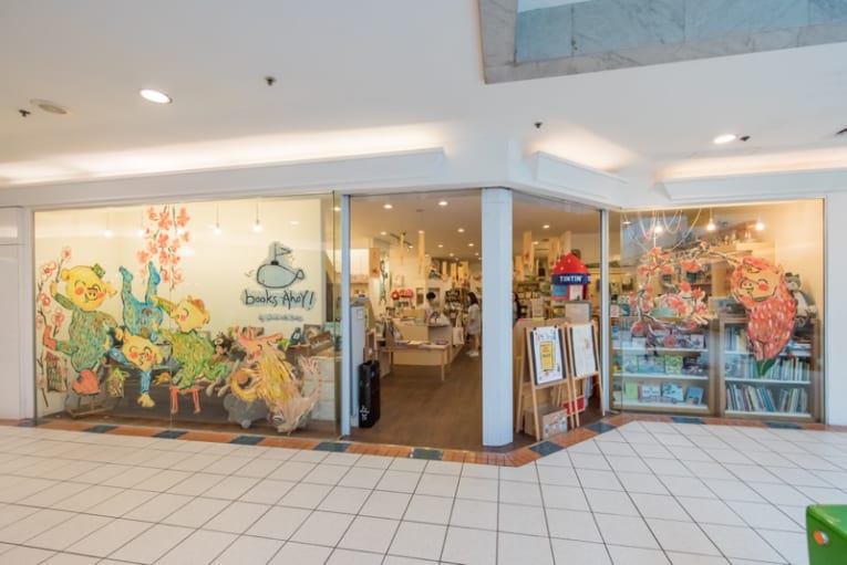 ◆ 大人でも欲しくなる、絵本専門ショップ

【絵本そのもののような店内にときめく】店主さんが描いたかわいいイラストが飾られた、シンガポールの『Books Ahoy!』。「大人の琴線にも触れる」「長く本棚に置きたくなる」をコンセプトに選ばれた名作がずらり｜<a href="/herenowjp/">HereNow JP</a>
▼
herenow.city/singapore/venu…