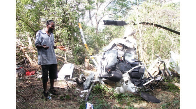 A pilot died on the spot after a helicopter crashed in the #Mhondoro area on Sun afternoon, in what has been described as a horrific experience by eyewitnesses who said they were yet to overcome the shock. The cause of the crash is not yet known @HarareSun @PoliceZimbabwe https://t.co/1xRcdzrOg2