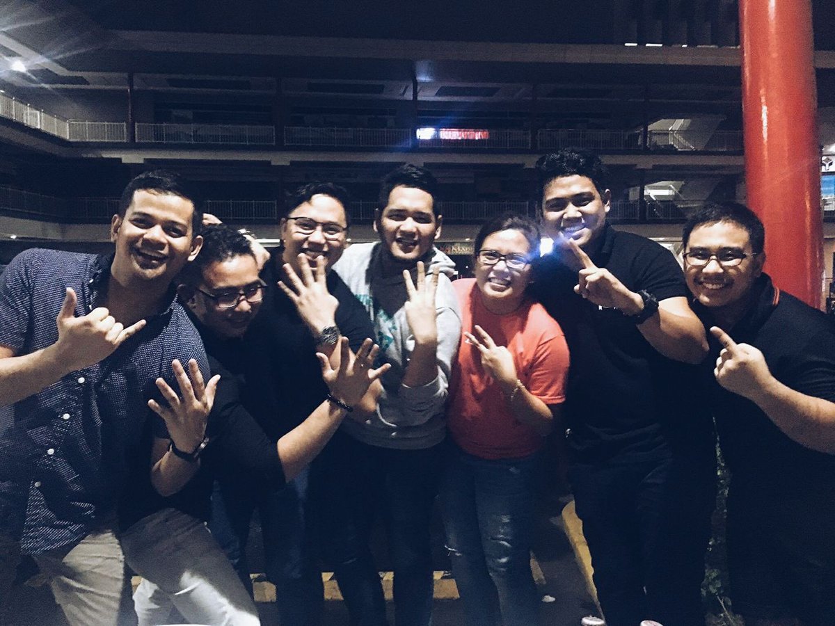 claudiopoy's tweet photo. This is my debate barkada. Photo was taken in 2017. Dalawa pa lang kaming lawyers nyan (me and Nonoy, beside me).
Now, all of us are lawyers! 100% batting average โ 7/7.
From drunken moments to full-fledged lawyers!!!
My heart is so FULL! ๐๐
#USCLaw https://t.co/CHhfO1A725