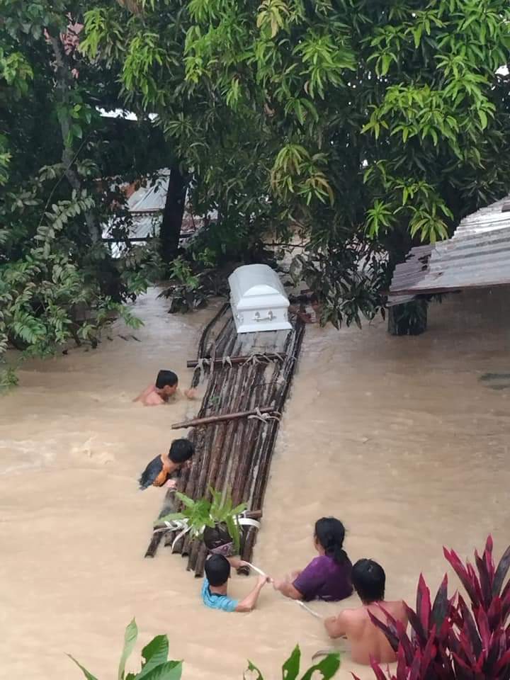 user_ela's tweet photo. UPDATE! CAPIZ IS IN NEED OF RUBBER BOATS, MEDICINE, FOOD, WATER AND CLOTHES.  PLEASE HELP US MAY MGA HINDI PA RIN NARERESCUE DUE TO STRONG WATER CURRENT.  #CapizNeedsHelp #AgatonPH #IloiloNeedsHelp #BaybayNeedsHelp https://t.co/R9HRu4UdsF