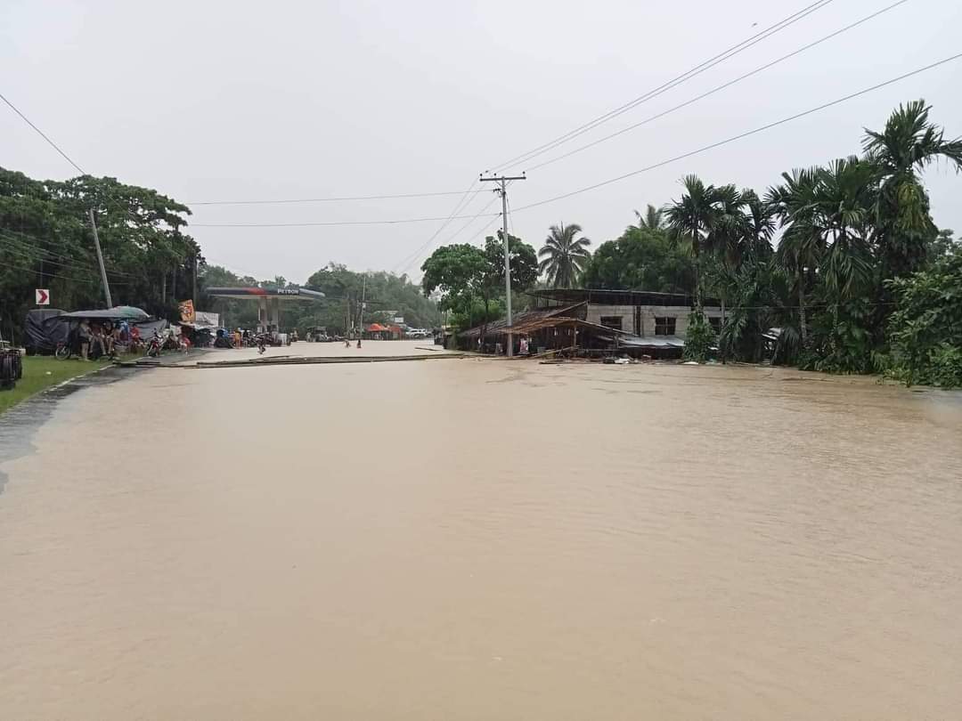 user_ela's tweet photo. UPDATE! CAPIZ IS IN NEED OF RUBBER BOATS, MEDICINE, FOOD, WATER AND CLOTHES.  PLEASE HELP US MAY MGA HINDI PA RIN NARERESCUE DUE TO STRONG WATER CURRENT.  #CapizNeedsHelp #AgatonPH #IloiloNeedsHelp #BaybayNeedsHelp https://t.co/R9HRu4UdsF