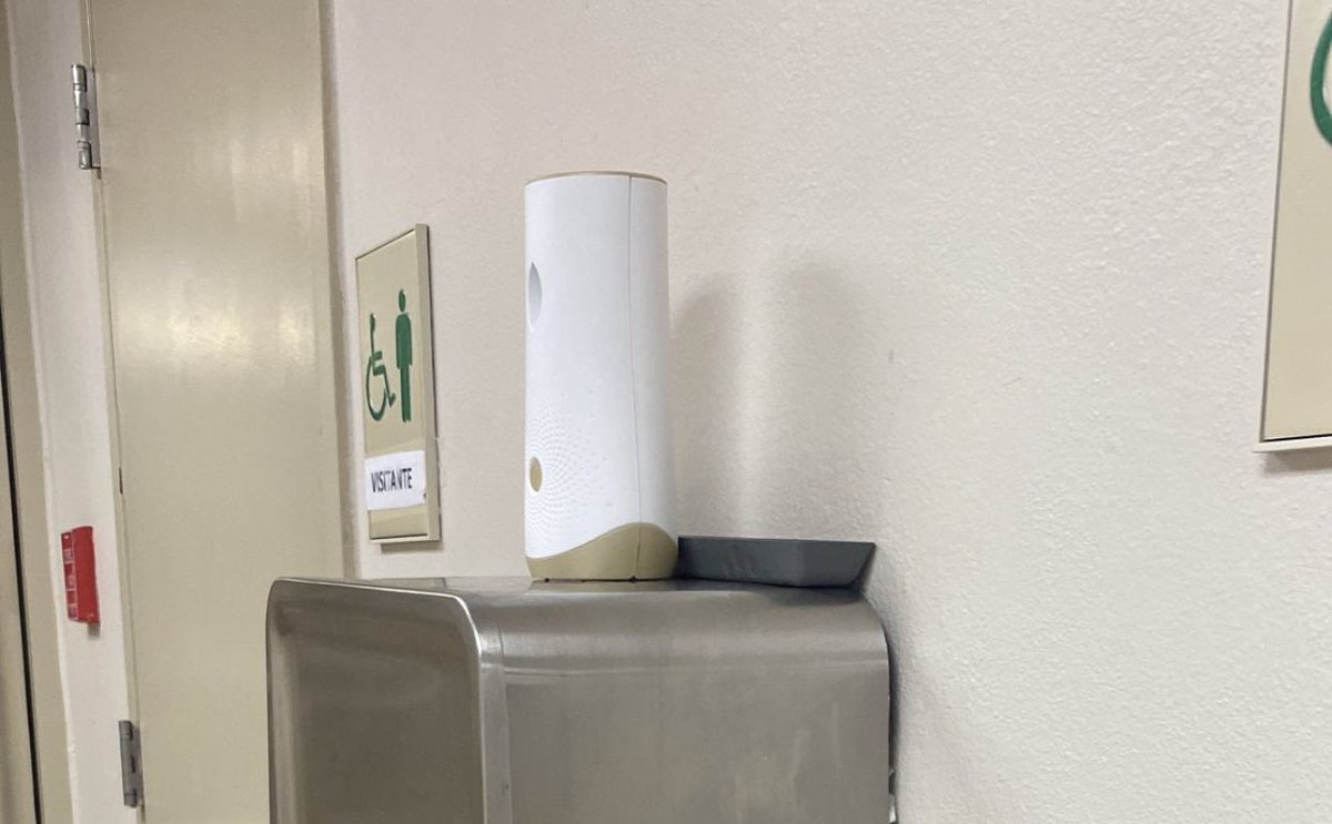 idkkay5's tweet image. muchas gracias a la universidad por proporcionarnos soluciones para la falta de lugar donde cargar nuestros dispositivos electrónicos y para remediar la peste a hongo 🥺🙏