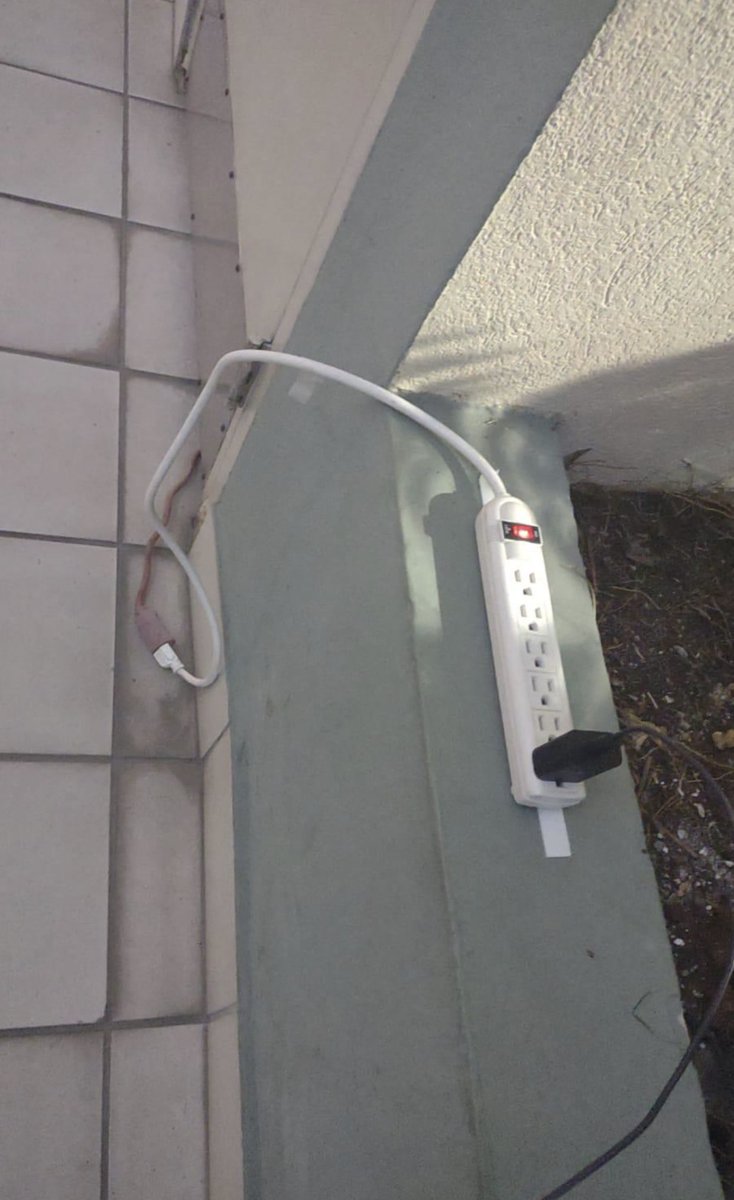 idkkay5's tweet image. muchas gracias a la universidad por proporcionarnos soluciones para la falta de lugar donde cargar nuestros dispositivos electrónicos y para remediar la peste a hongo 🥺🙏