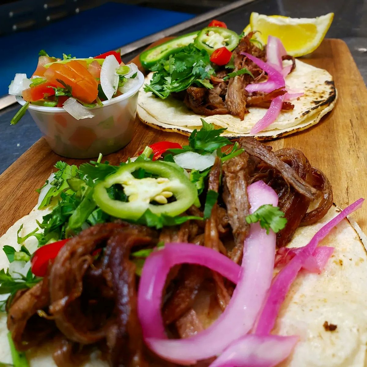 caferakkatn's tweet photo. Tri-Tip Santa Maria Takkos. Available this week.
#caferakka #live_fresh_eat_fresh #takko #santamaria
#tritipsteak #tritip
#santabarbara #carpinteria #avocadofestival #strawberryfestival #tritiptacos #rakkanroll #sultan_of_hummus #sultan_of_spice #beef #tortilla #picodegallo https://t.co/kb3O8Po1Uo