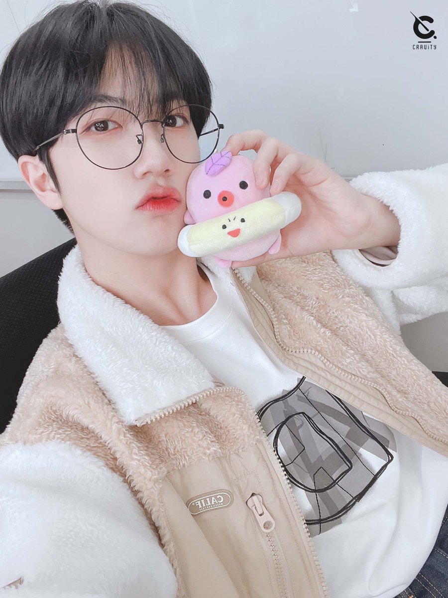 wonjinanunaya's tweet photo. 220411 크래비티 모먼트 굿 애프터눈☀️ #원진 #WONJIN #DAKONG 

아부지 다콩이 안경 돌려줘유

ㅋㅋㅋ 진짜 너무 귀엽다 이 고구마떡 쪼꼬미들ㅠㅠ https://t.co/7ycgu99tYW