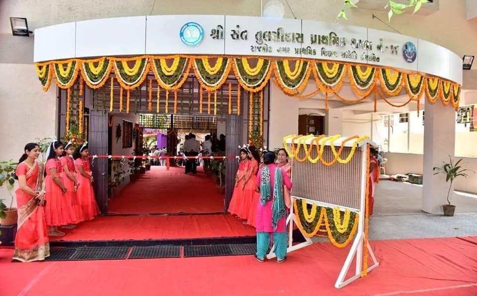 Bhavsinhmori09's tweet image. Delhi is a city. Gujarat has 1.5k smart schools and Delhi has just 54. In 2021, 5 lakh students left private school and took admission in govt schools in Gujarat. Most of pictures here are from a school from a remote interior tribal area from Valsad. 
#GujaratKeSchoolDekho