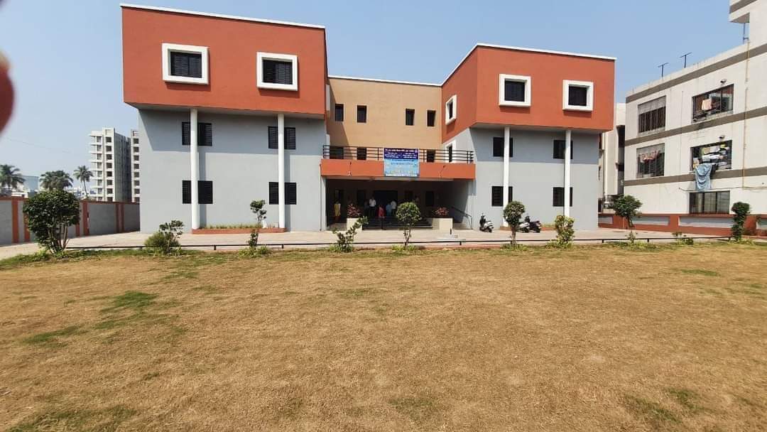 Bhavsinhmori09's tweet image. Delhi is a city. Gujarat has 1.5k smart schools and Delhi has just 54. In 2021, 5 lakh students left private school and took admission in govt schools in Gujarat. Most of pictures here are from a school from a remote interior tribal area from Valsad. 
#GujaratKeSchoolDekho