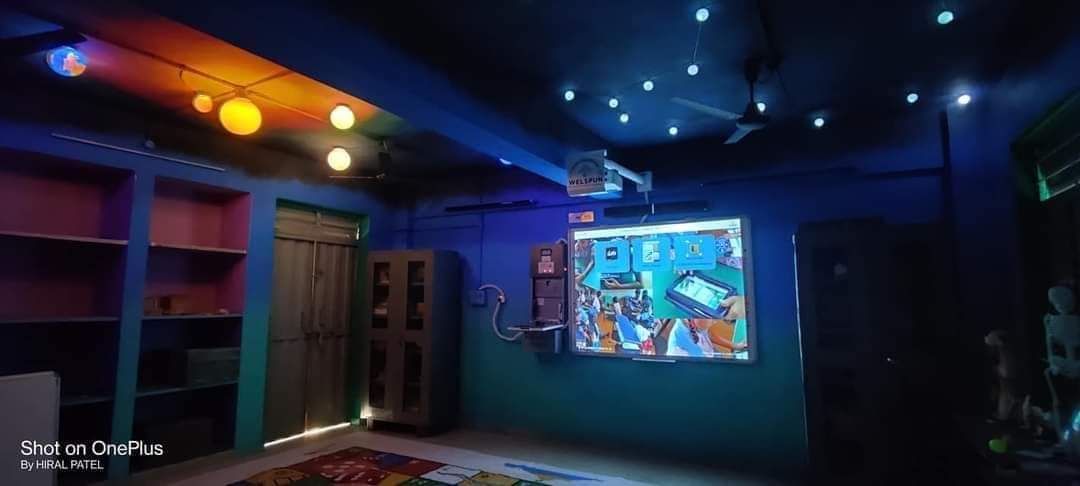 Bhavsinhmori09's tweet image. Delhi is a city. Gujarat has 1.5k smart schools and Delhi has just 54. In 2021, 5 lakh students left private school and took admission in govt schools in Gujarat. Most of pictures here are from a school from a remote interior tribal area from Valsad. 
#GujaratKeSchoolDekho