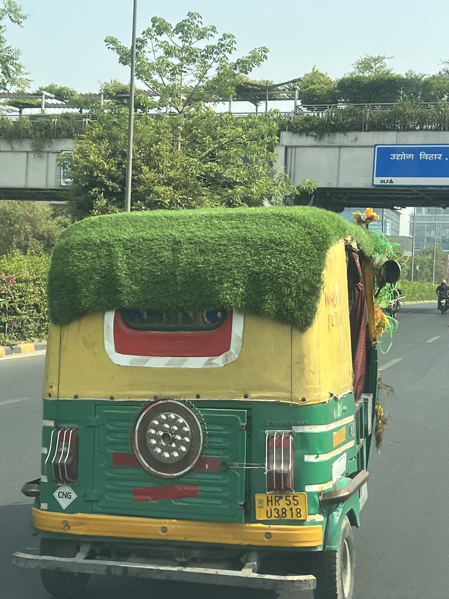 NainaArora8's tweet image. Who wants to be in this uber cool ride? #Gurugram #Whatanidea 😎
