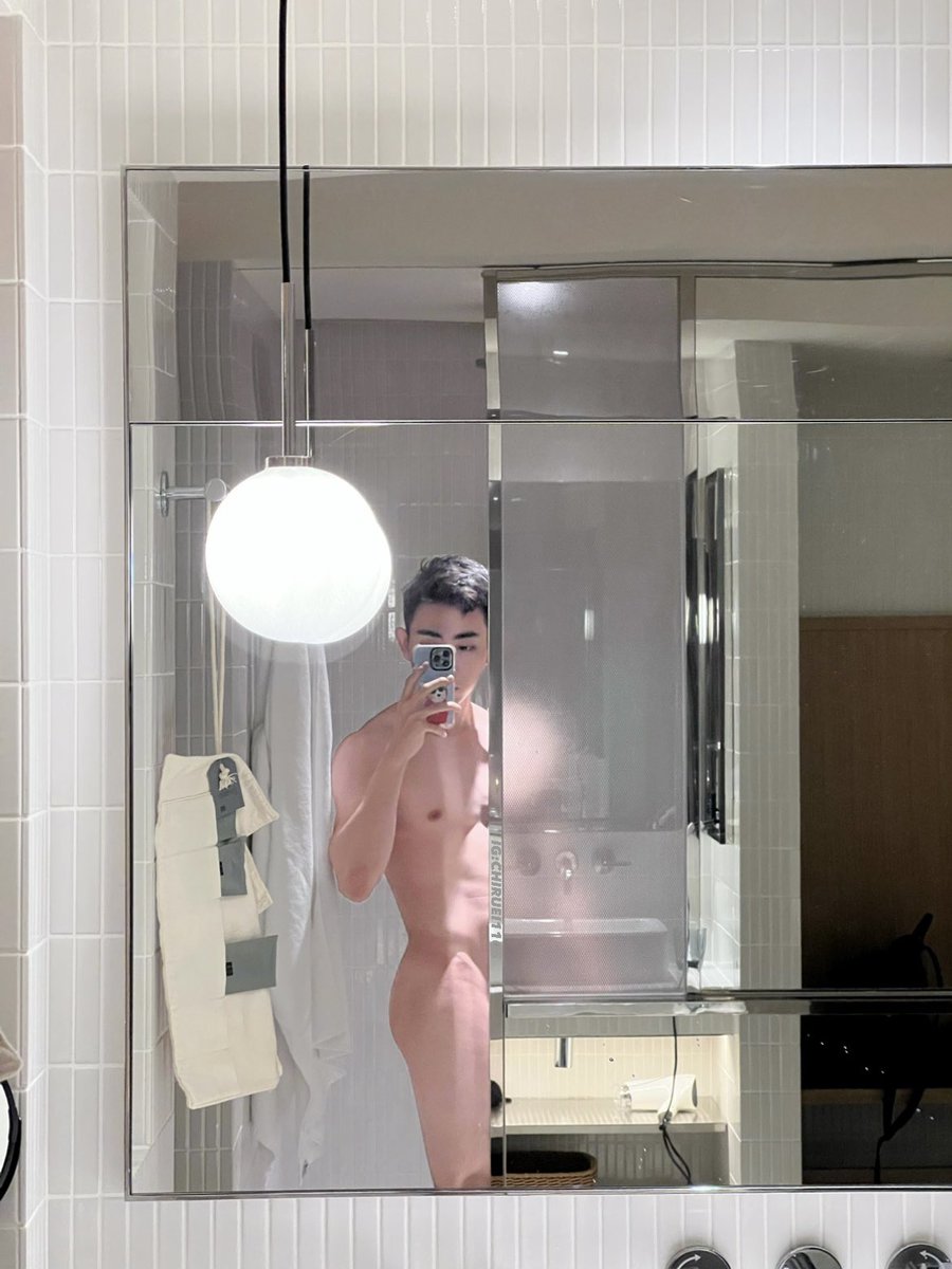 洗完澡隨手亂拍。
#鏡子上面不知道是什麼鏡好歪哦