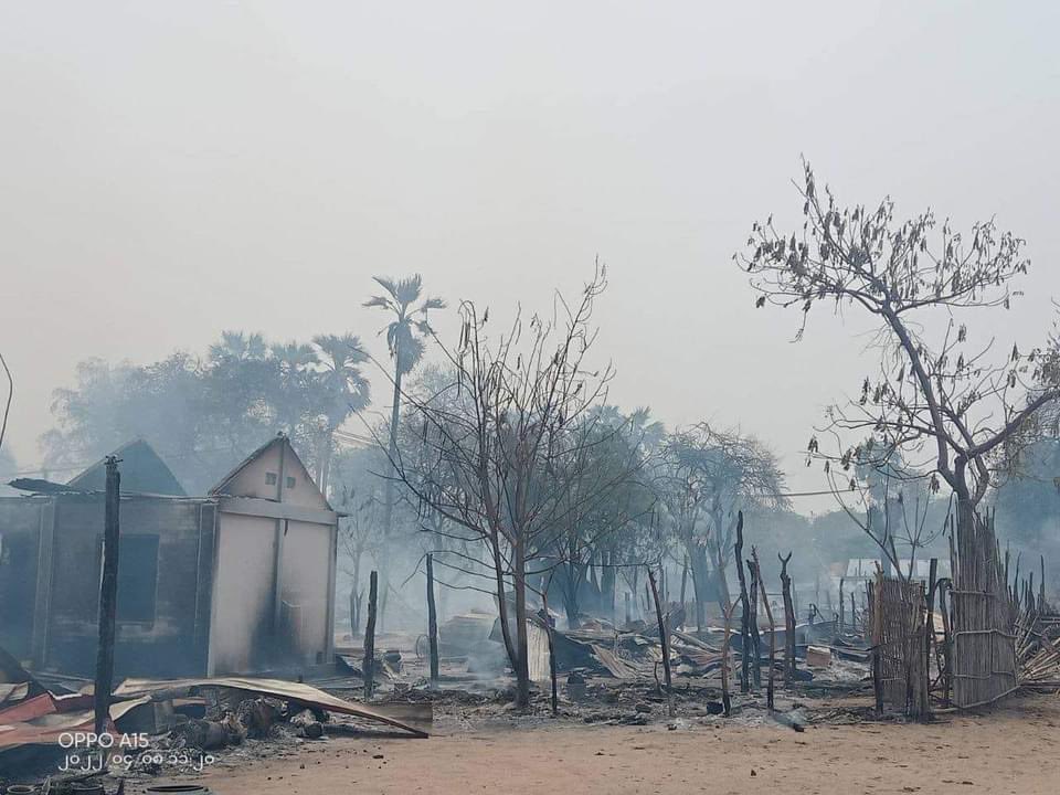 hannayuri_twt's tweet photo. A civilian is shot, brutally killed and burned his body to ashes along with 74 houses and farm a lot of farm machinery destroyed by Myanmar military in Shioh Kha village ,Ayadaw Township of Sagaing region .
#WhatsHappeningInMyanmar https://t.co/U0alOoEaaF