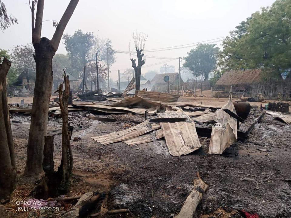 hannayuri_twt's tweet photo. A civilian is shot, brutally killed and burned his body to ashes along with 74 houses and farm a lot of farm machinery destroyed by Myanmar military in Shioh Kha village ,Ayadaw Township of Sagaing region .
#WhatsHappeningInMyanmar https://t.co/U0alOoEaaF