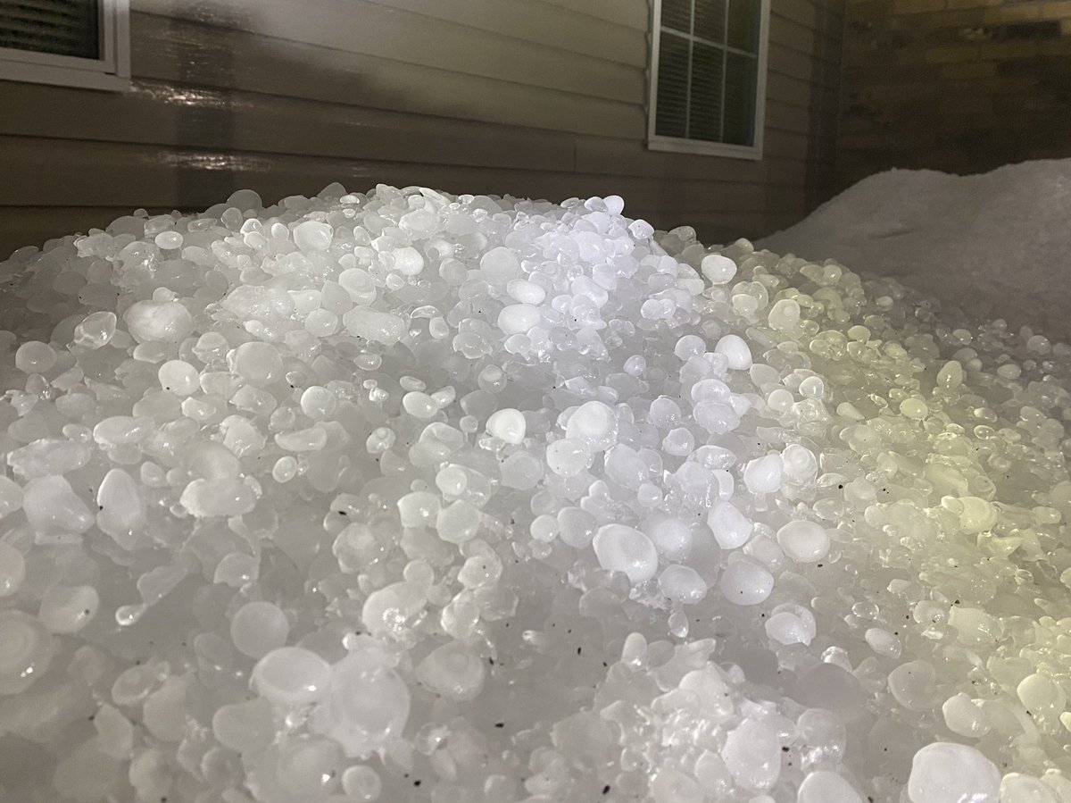 realmagicrush's tweet image. Hail that piled up as it hit the wall at the Austin, Arkansas City Hall @ryanhallyall #austinarkansas
