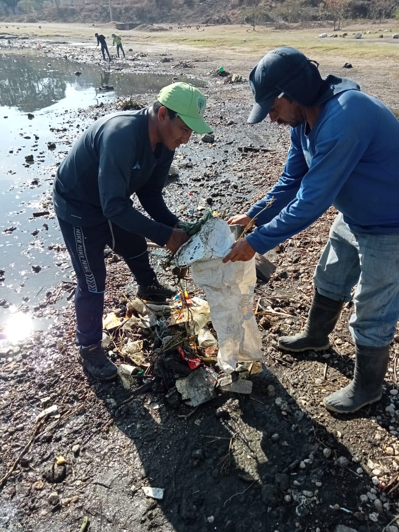 AMSAguatemala's tweet photo. 🔵  RETIRO DE DESECHOS SÓLIDOS DEL LAGO DE AMATITLÁN 🔵

El día de hoy se trabajó en el área de Playa Planta Laguna, donde se retiraron 14mts cúbicos y en Playa Pública 6mts cúbicos de desechos sólidos trabajó a cargo de Unidad de Mantenimiento y Limpieza del Lago de Amatitlán https://t.co/TqSqGJ0Qnl