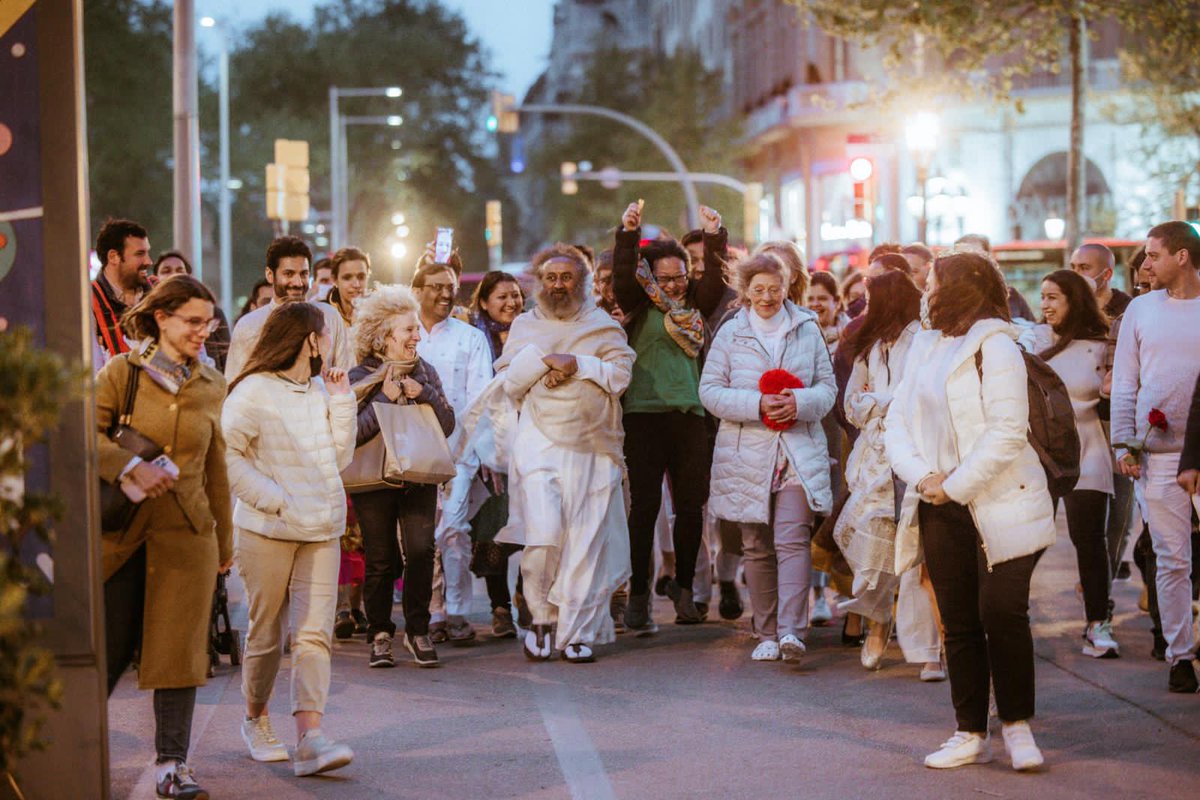 OfficeOfGurudev's tweet photo. Gurudev at the @ArtofLiving teacher and volunteer meet at Barcelona.

More clicks from yesterday! https://t.co/iJO9yRaOPt