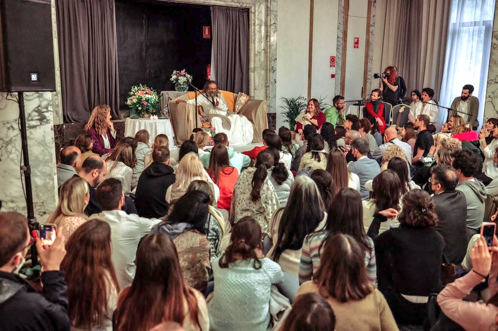 OfficeOfGurudev's tweet photo. Gurudev at the @ArtofLiving teacher and volunteer meet at Barcelona.

More clicks from yesterday! https://t.co/iJO9yRaOPt